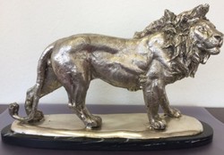 4251549330288 - Bronzefigur LÃ¶we auf Marmorsockel Silber   Schwarz 49 x 16 x H 31 cm - Luxus Deko Figur