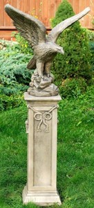4251549338772 - Barock Adler Skulptur mit Sockel Antik WeiÃ   Grau 21 x 26 x H 134 cm - Gartendeko im Barockstil