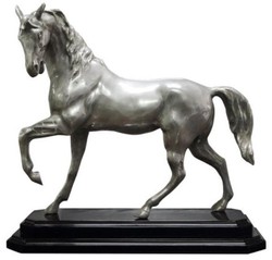 4251549338796 - Luxus Bronzefigur Pferd mit Holzsockel Silber   Schwarz 42 x 17 x H 40 cm - Versilberte Deko Figur
