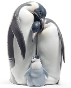 4251549342465 - Luxus Porzellanfigur   Skulptur Pinguin Familie Mehrfarbig 16 x H 25 cm - Luxus Kollektion
