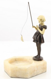 4251549348832 - Luxus Aschenbecher mit Bronzefigur MÃ¤dchen mit Angel Bronzefarben   WeiÃ 16 x 15 x H 228 cm - Luxus Dekoration