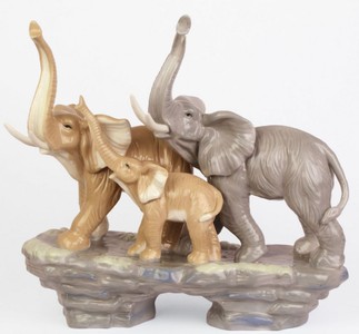 4251549351726 - Luxus Porzellan Skulptur Elefantenfamilie Grau   Beige 34 x 164 x H 325 cm - Luxus Deko