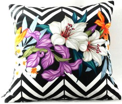4251549353140 - Wohnzimmer Kissen Georgia Flowers Schwarz   WeiÃ   Mehrfarbig Lilie 45 x 45 cm - Feinster Samtstoff - Luxus Deko Accessoires