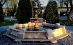 4251549360315 - Barock Springbrunnen   Gartenbrunnen Junge mit Goldfisch Grau Ã 490 x H 190 cm - GroÃer 3-Stufiger Brunnen mit Umrandung