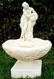 4251549360322 - Jugendstil Gartenbrunnen Frau mit Krug gieÃt Wasser WeiÃ   Beige Ã 92 x H 133 cm - Barock & Jugendstil Gartendeko Brunnen