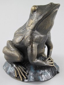 Casa Padrino decorative sculpture frog on pond leaf antique brass