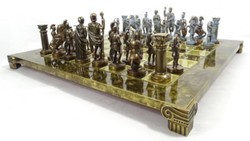 Casa Padrino Luxus Schach Set Braun / Schwarz / Gold / Silber 28 x 28 x H.  3,5 cm - Luxus Schachspiel - Leder ähnliches Schachbrett mit Metall  Schachfiguren - Luxus Deko Accessoires