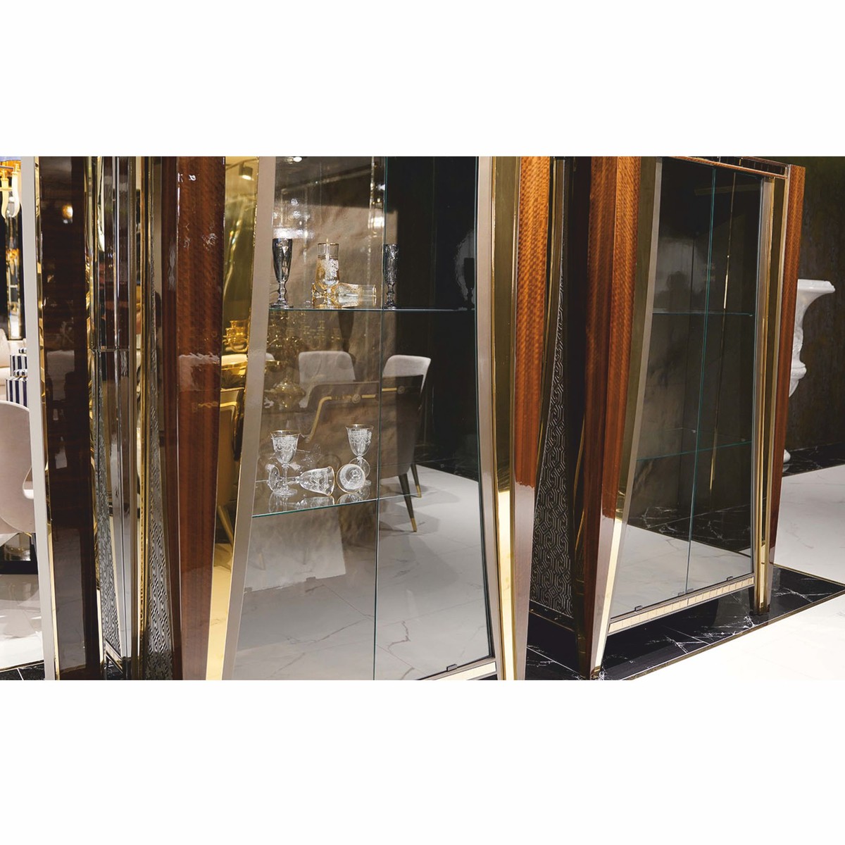 Casa Padrino vitrina de lujo con 2 puertas de vidrio marrón / oro 130 x 200 cm - Muebles de lujo
Casa Padrino vitrina de lujo con 2 puertas de vidrio marrón / oro 130 x 200 cm - Muebles de lujo