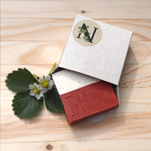 Erdbeere Mohn Seife 100 gram quadratisch in Geschenkbox und Erdbeerenblüten