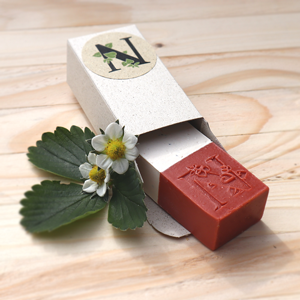 Erdbeere Mohn Seife 50 gram rechteckig in Geschenkbox und Erdbeerenblüten