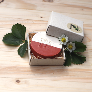 Erdbeere Mohn Seife 90 gram rund in Geschenkbox und Erdbeerenblüten