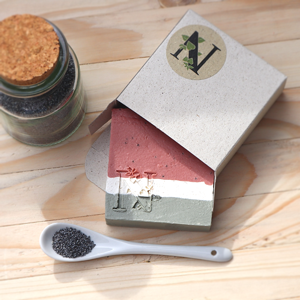 Melone Mohn Seife 100 gram quadratisch in Geschenkbox Mohnsamen im Löffel und Glas