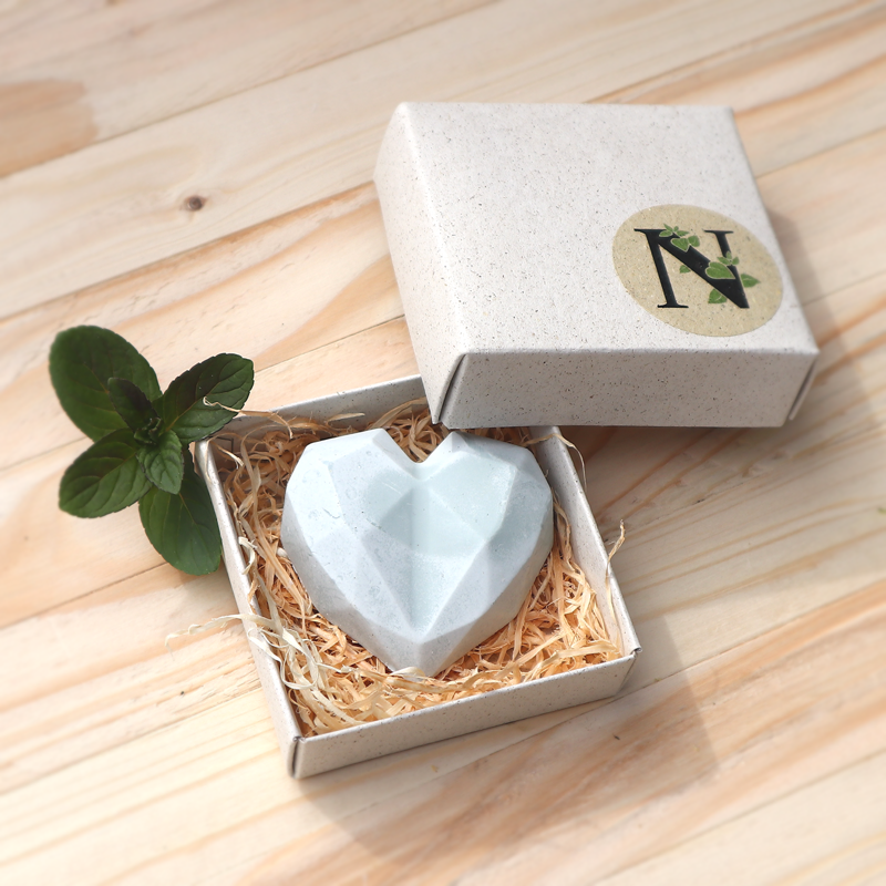 Minze Seife 40 gram Herzform in Geschenkbox neben Minzblätter
