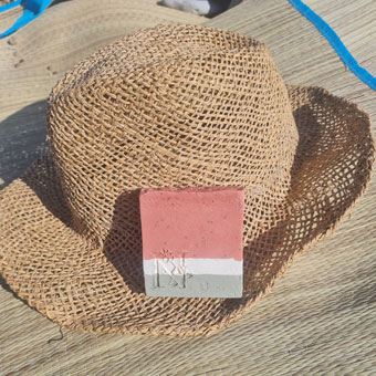 Handgemachte Seife auf Strohhut