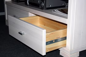 Massivholz TV-Lowboard mit 2 Schubfächern 120x51x43cm GULDBORG Kiefer massiv weiß lasiert Casa de mobila Goslar TV-Lowboard 120x51x43cm GULDBORG Kiefer massiv weiß lasiert