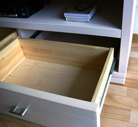 Massivholz TV-Lowboard mit 2 Schubfächern 120x51x43cm GULDBORG Kiefer massiv weiß lasiert Casa de mobila Goslar TV-Lowboard 120x51x43cm GULDBORG Kiefer massiv weiß lasiert