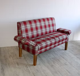 Tischsofa mit Kipparmlehnen WALLIS rot kariert Holzbeine Casa de Mobila Goslar