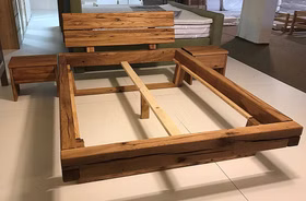 Balkenbett 180x200x42cm UNIKAT Wildeiche rustikal geölt Balkenholzbett 180x200x42 cm Rustikal UNIKAT eiche massiv natur geölt Holzkufe Holzkopfteil Casa de mobila Goslar