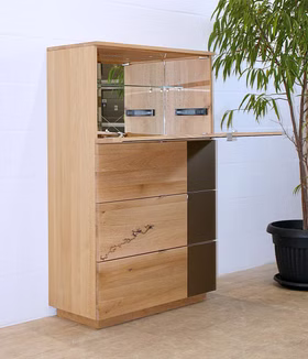 Hausbar Barschrank Wildeiche massiv mit Spiegeleinsatz Hausbar Signatura aus massiver Wildeiche mit Glasvitrine und ausklappbarer Barplatte – moderne Hausbar aus Massivholz