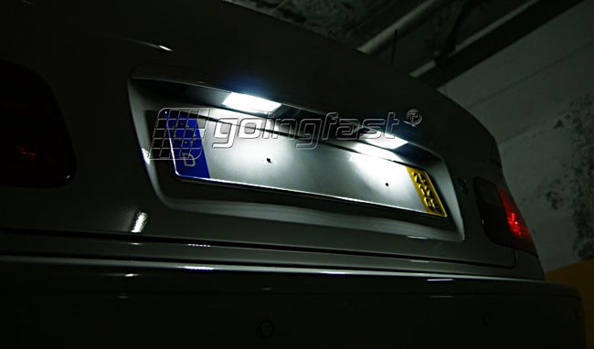 OZ-LAMPE LED Kennzeichenbeleuchtung für Fo-rd Fiesta Focus Galaxy Grand C- Max Escape Mondeo Ranger S-MAX Jaguar XF, Kennzeichen mit CAN-Bus,  Nummernschildbeleuchtung LED 2 Stücke 18 * 2835 SMD : : Auto &  Motorrad