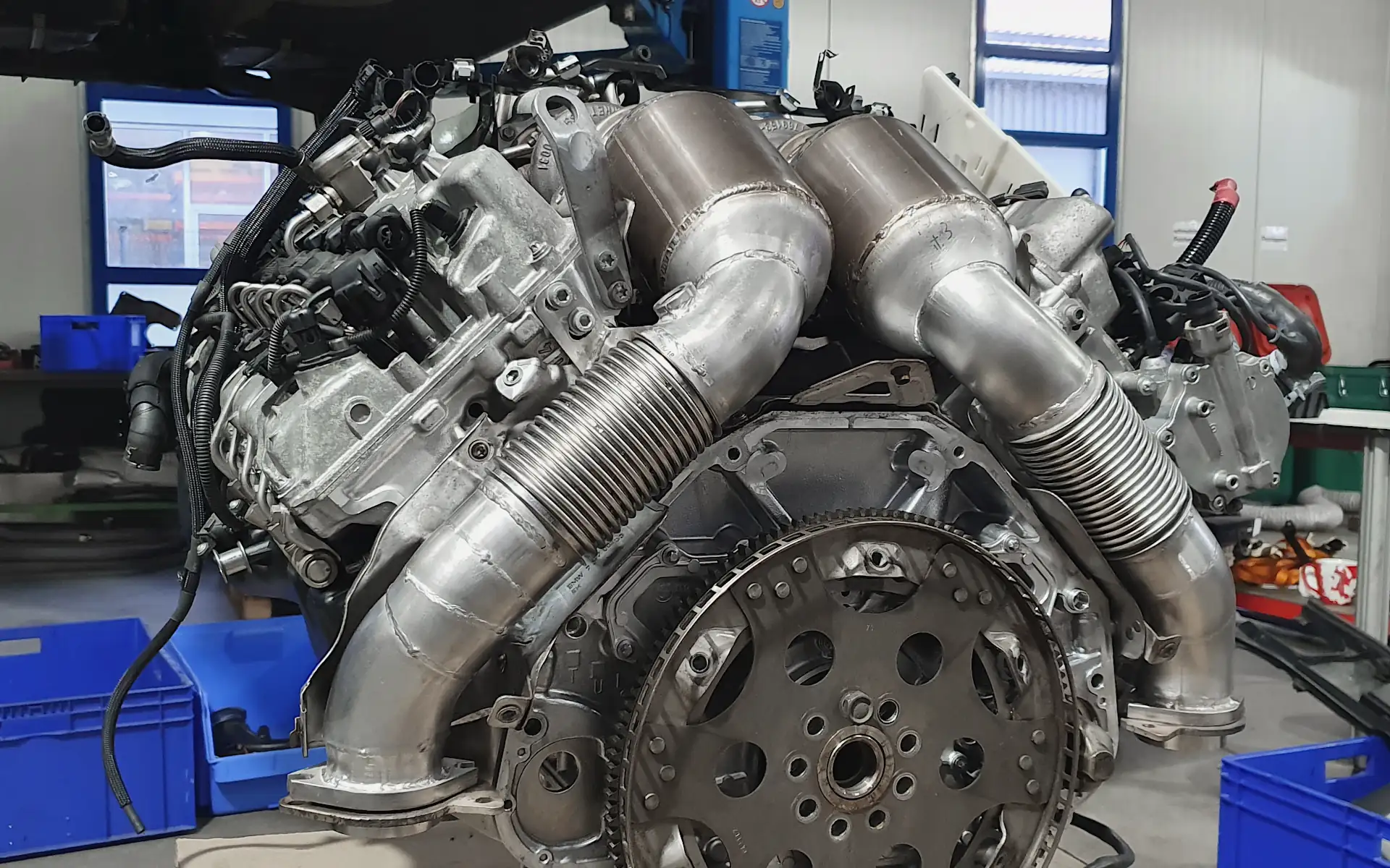 N63M10A Motor mit neuen Downpipes mit 200 Zellern von HJS