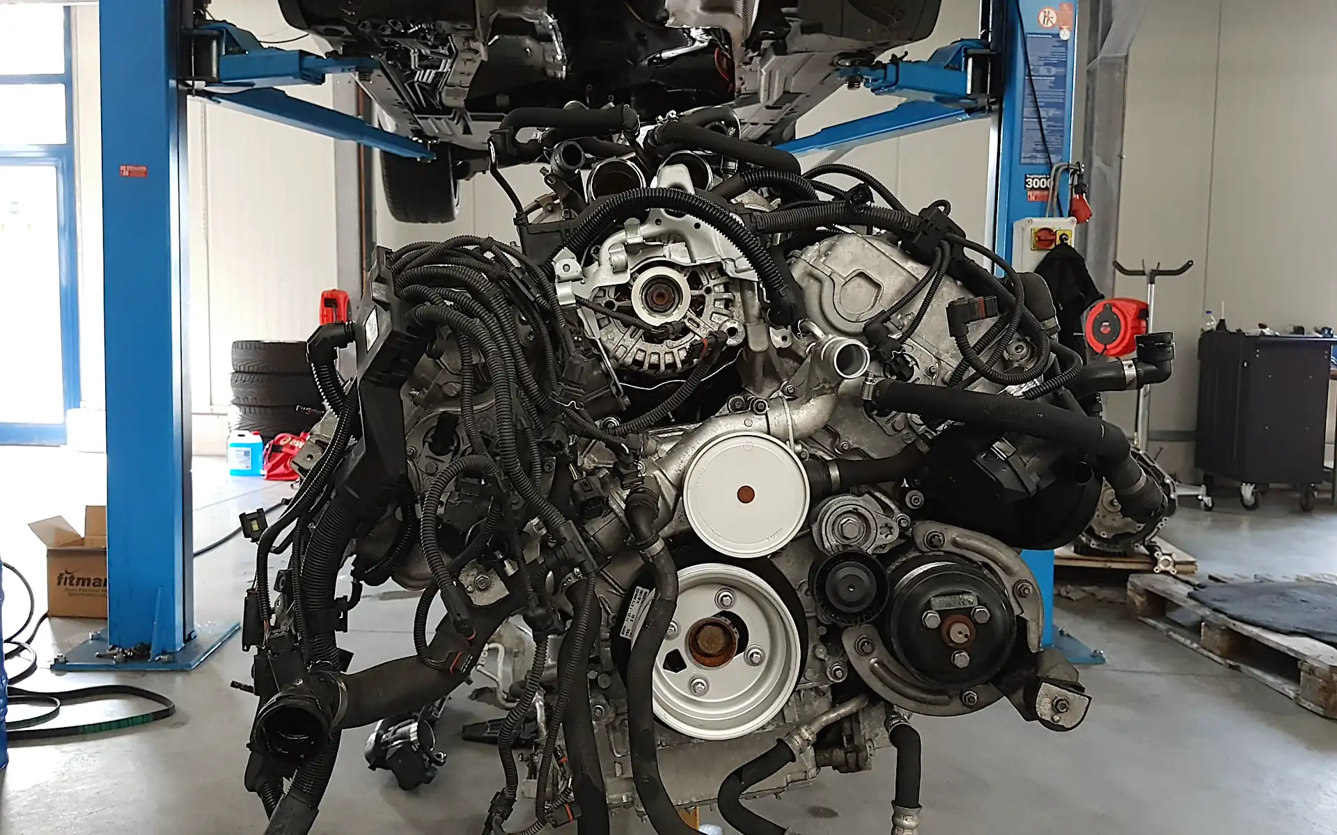 BMW S63B44A Austauschmotor vor dem Einbau
