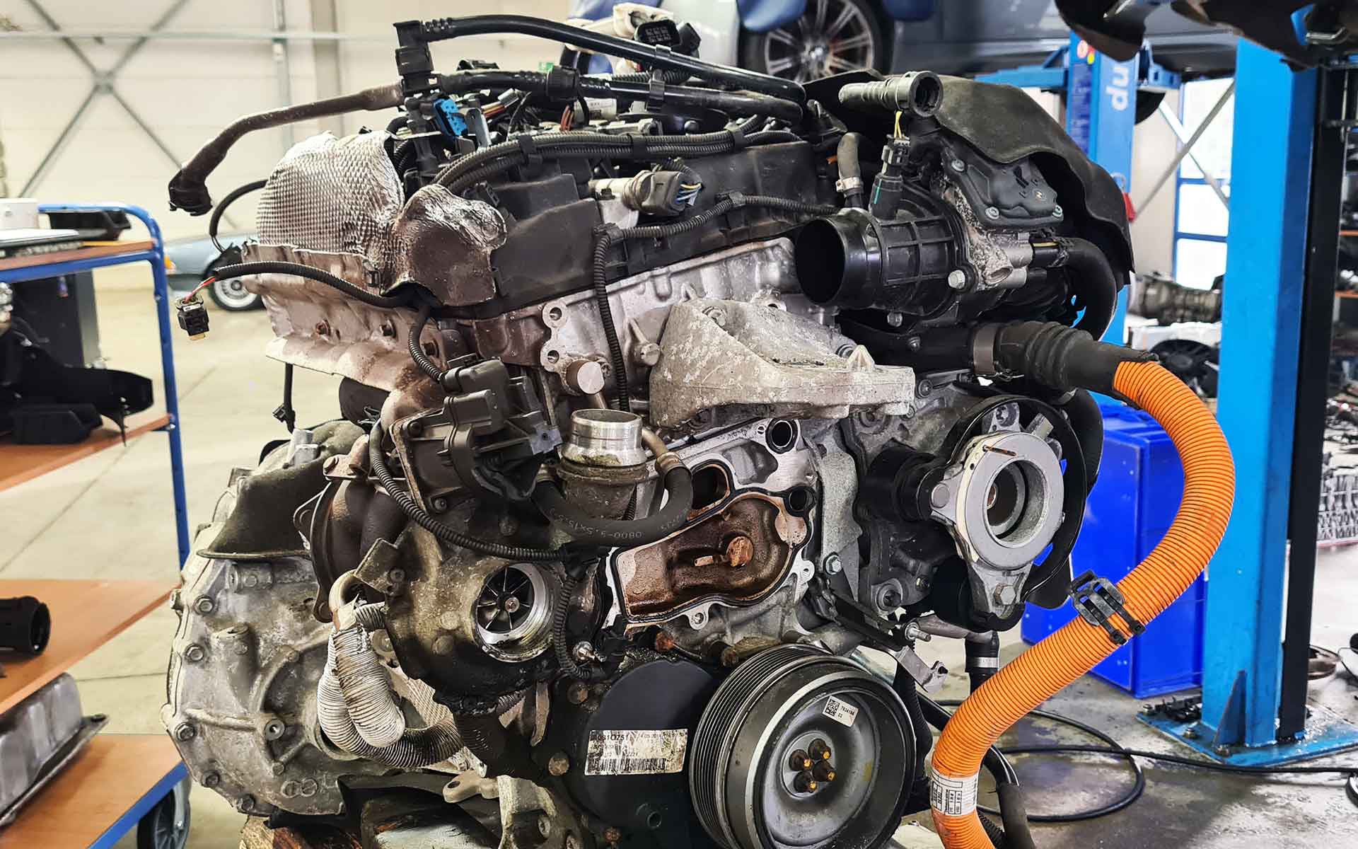 Der ausgebaute B38K15T0 Motor des BMW i8