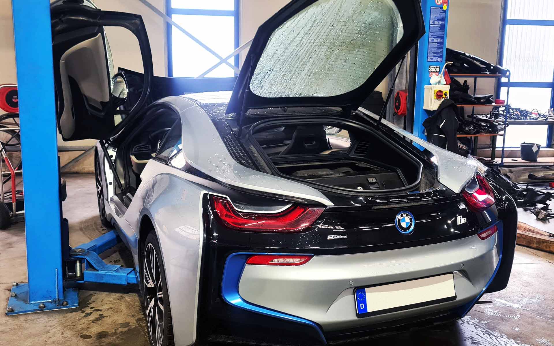 Der Verbrennungsmotor sitzt beim BMW i8 im Heck