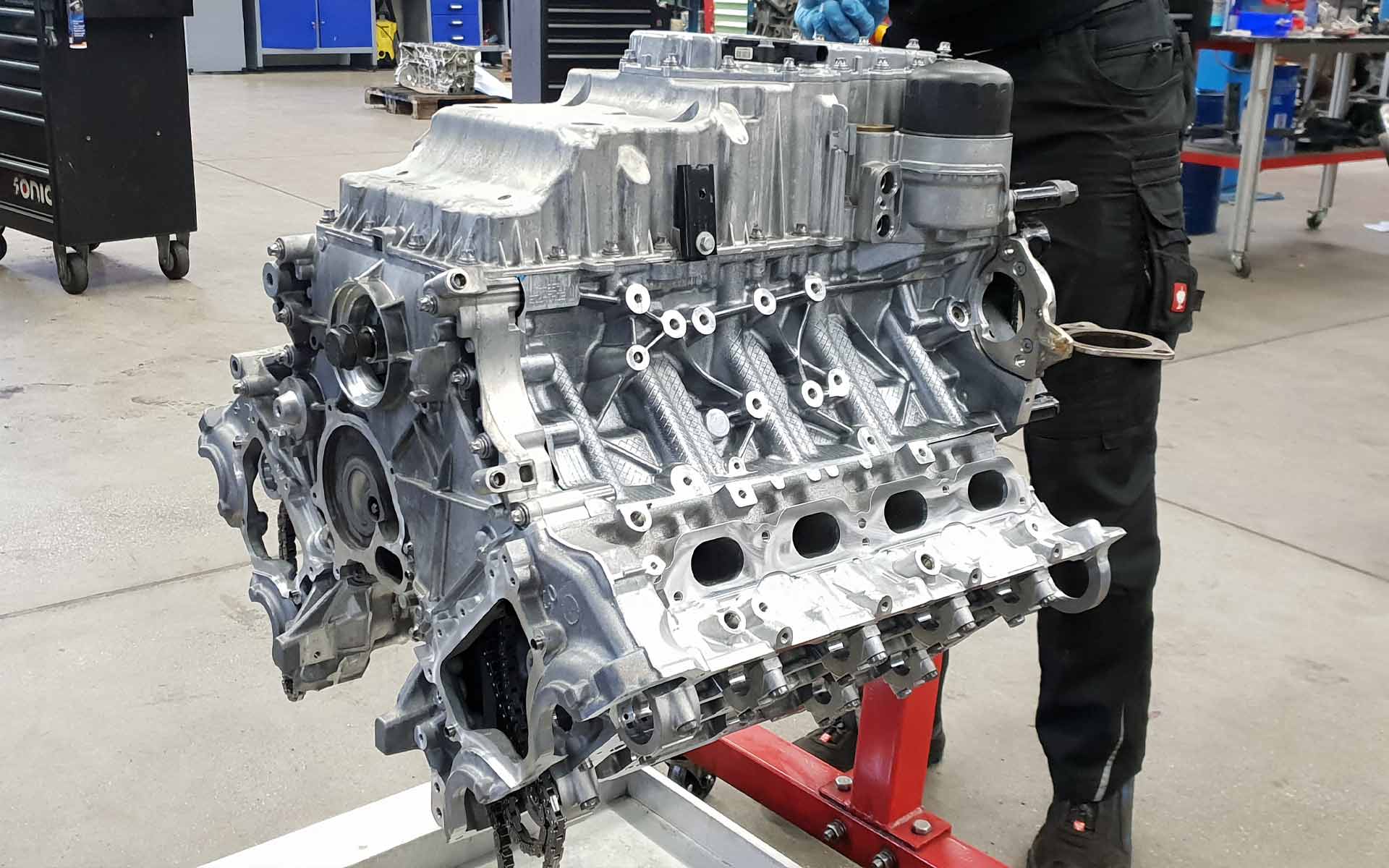 Der N63 Motor bei der Montage
