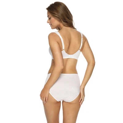 Rückansicht Soft-BH ohne Bügel mit gemoldeten vorgeformten Spacercups und breiten Komfortträgern in Farbe Weiß