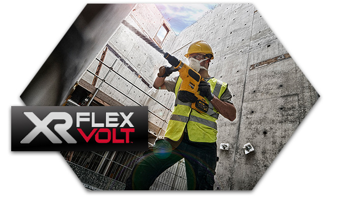 Ein Mann mit einem Schlagbohrer steht in einer Baustelle