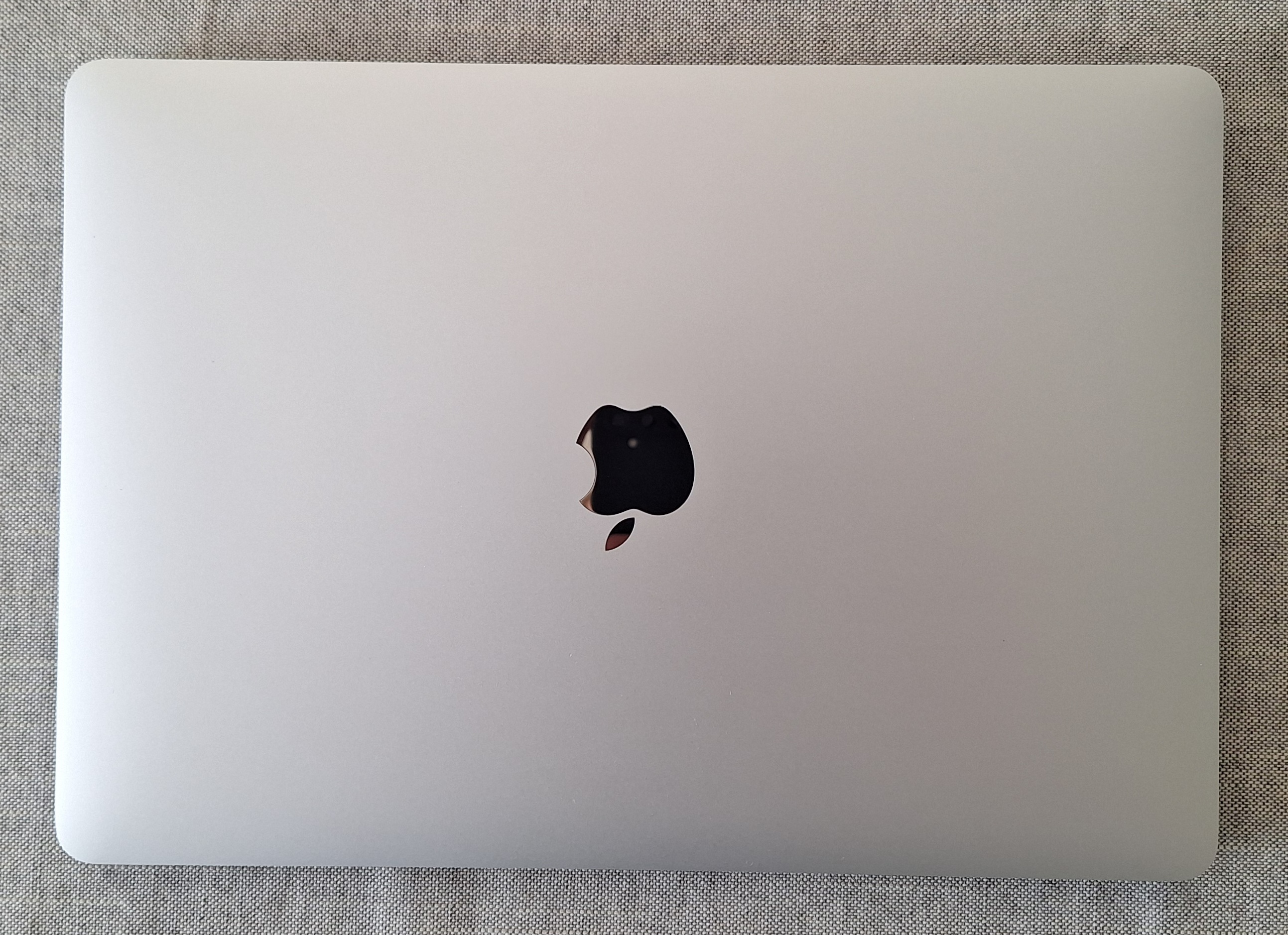 Apple MacBook Air A1932 EMC3184 ジャンク品 破損あり 本体のみ Apple MacBook Air A1932 EMC3184 ジャンク品 破損あり 本体のみ