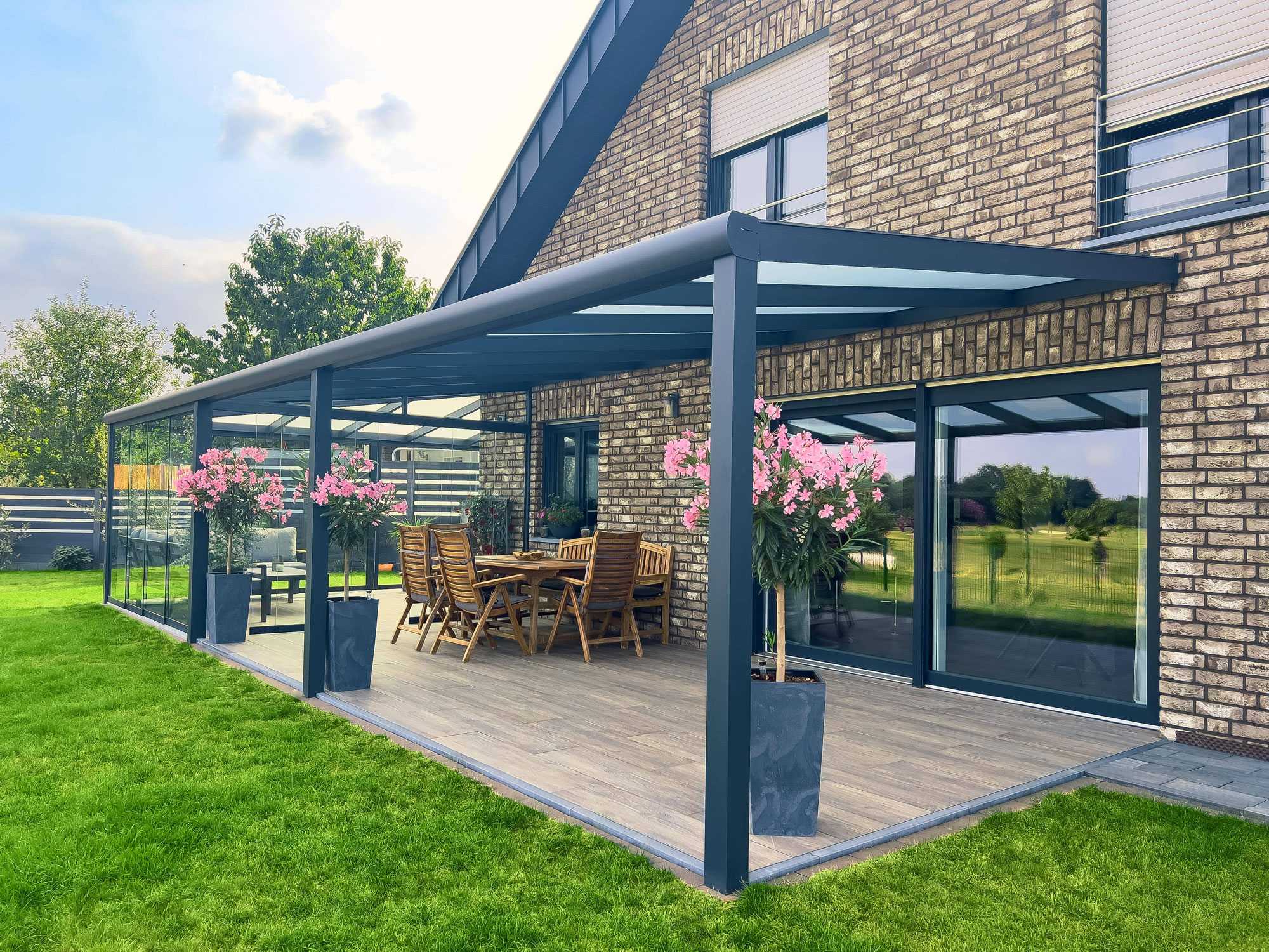 Terrassenüberdachung in Anthrazit mit Glas Matt