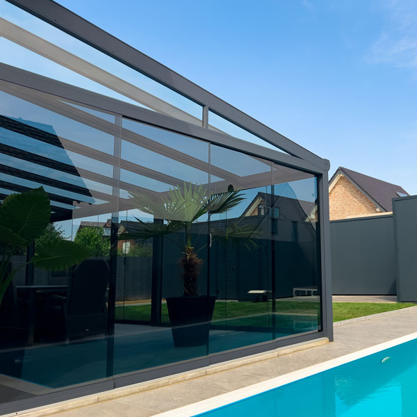 Glasschiebeseitenwand abgedunkelt an einer Terrassenüberdachung im Garten