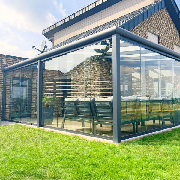 Glasschiebewand an einer Terrassenüberdachung am Haus