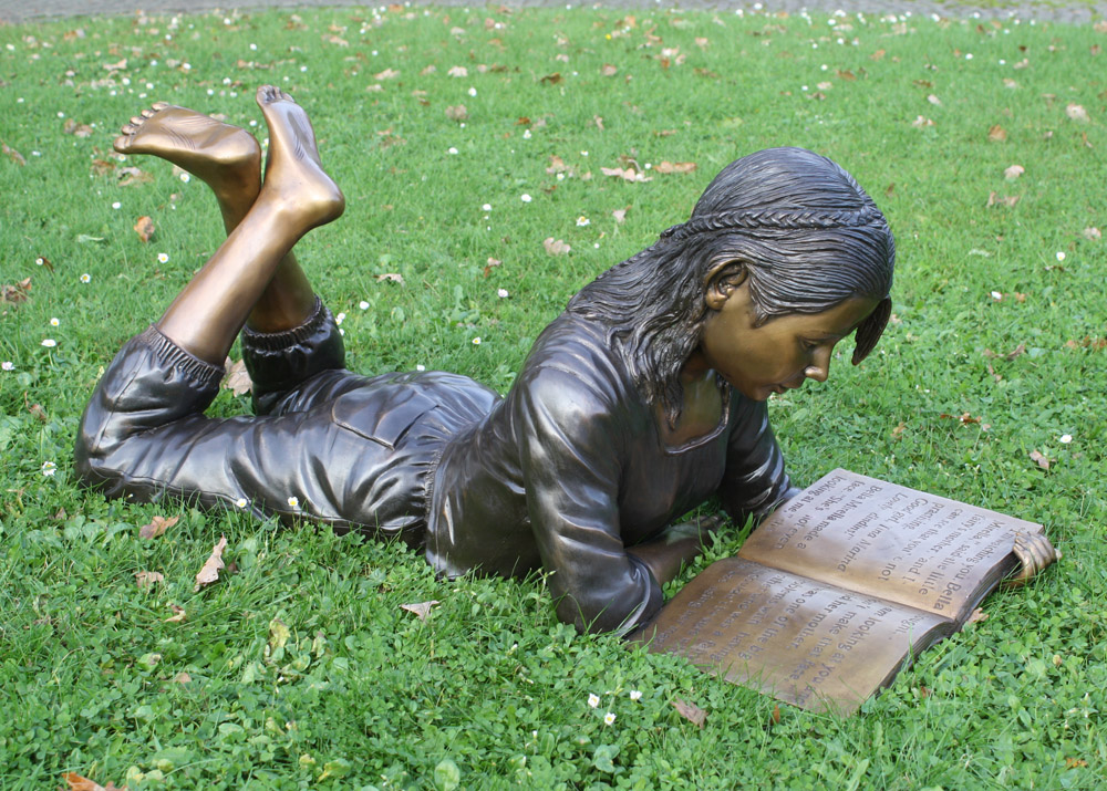 Bronzefigur Liegendes Mädchen Mit Buch Gartendekoration 