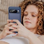 Blaue Pixel 10 Pro XL Handyhülle im Carbon-Look, von Frau liegend in Händen gehalten