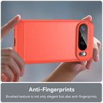 Rote Pixel 10 Pro XL Schutzhülle, Carbonmuster, seitlich gehalten, bereit zum Fotografieren