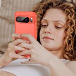 Rote Google Pixel 10 Pro XL Schutzhülle, Rückansicht in Händen einer liegenden Frau