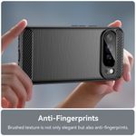 Schwarze Pixel 10 Pro XL Hülle im Carbon-Look, seitlich mit beiden Händen gehalten