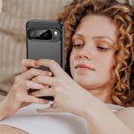 Frau hält schwarzes Pixel 10 Pro XL mit Carbonhülle, Rückseite sichtbar