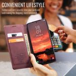 CASEME 013 Series Hülle von Innen aufgeklappt mit Telefon, Kreditkarten, Geldschein und im Hintergrund findet eine Kartenzahlung statt in Rot für Galaxy S25 FE