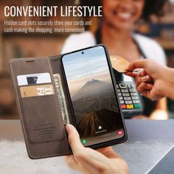 H130SA394A-CASEME-Handy-Tasche-fuer-Samsung-Galaxy-S25-FE-Wallet-013-Series-Huelle-Klapp-Etui_19.jpg CASEME 013 Series Hülle von Innen aufgeklappt mit Telefon, Kreditkarten, Geldschein und im Hintergrund findet eine Kartenzahlung statt in Coffee für Galaxy S25 FE