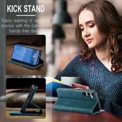 H130SA394A-CASEME-Handy-Tasche-fuer-Samsung-Galaxy-S25-FE-Wallet-013-Series-Huelle-Klapp-Etui_24.jpg CASEME 013 Series Hülle seitlich aufgeklappt aus 3 verschiedenen Perspektiven und eine kaffeetrinkende Frau im Hintergrund in Blau für Galaxy S25 FE