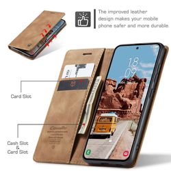 H130SA394A-CASEME-Handy-Tasche-fuer-Samsung-Galaxy-S25-FE-Wallet-013-Series-Huelle-Klapp-Etui_32.jpg CASEME 013 Series Hülle schräg von Innen aufgeklappt mit Telefon, Kreditkarten, Geldschein und oben links ein fast geschlossene Hülle mit Hinweis auf Magnet-Funktion in Braun für Galaxy S25 FE
