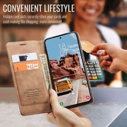 H130SA394A-CASEME-Handy-Tasche-fuer-Samsung-Galaxy-S25-FE-Wallet-013-Series-Huelle-Klapp-Etui_39.jpg CASEME 013 Series Hülle von Innen aufgeklappt mit Telefon, Kreditkarten, Geldschein und im Hintergrund findet eine Kartenzahlung statt in Braun für Galaxy S25 FE