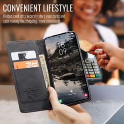 H130SA394A-CASEME-Handy-Tasche-fuer-Samsung-Galaxy-S25-FE-Wallet-013-Series-Huelle-Klapp-Etui_9.jpg CASEME 013 Series Hülle von Innen aufgeklappt mit Telefon, Kreditkarten, Geldschein und im Hintergrund findet eine Kartenzahlung statt in Schwarz für Galaxy S25 FE