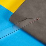 Seitliche Ansicht vom Schutzglas mit sichtbarem Abziehstreifen angelehnt für Pixel 10 Pro XL