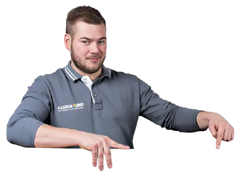 Mann zeigt auf Tabelle