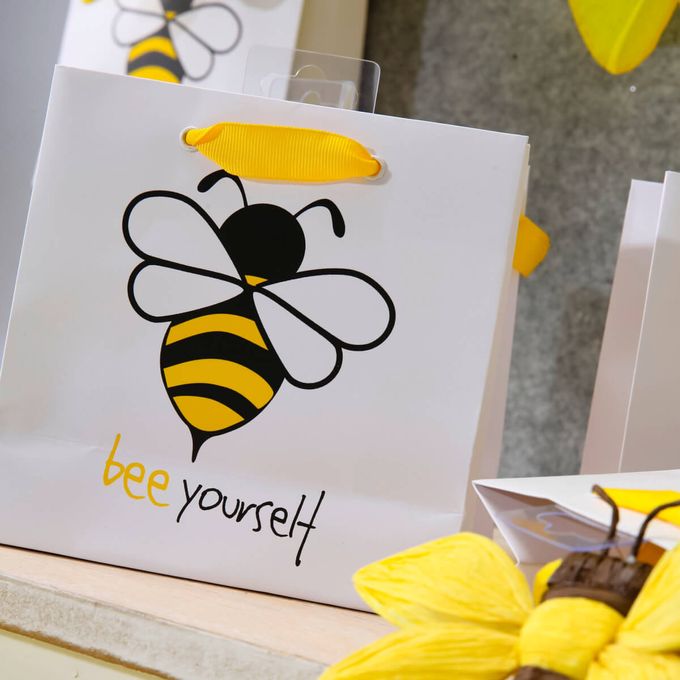 Produktbild von Deko-Bienen Set 5 Stück – Gelb-braune Fake-Bienen Mit Clip, 10–14 Cm, Formbare Flügel, Für Frühlingsdeko & Basteln